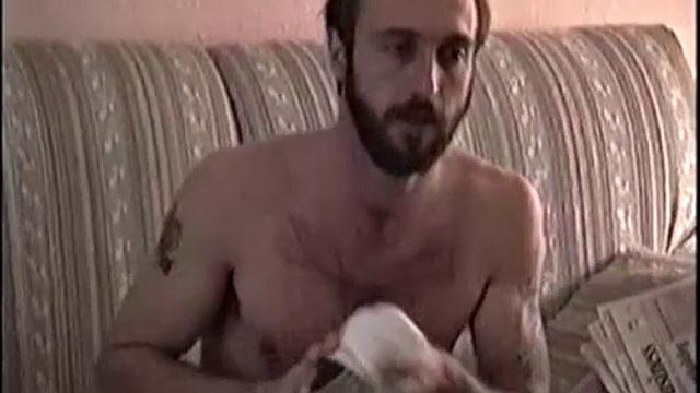 зрелый работяга дрочит крепкий член и мощно кончает