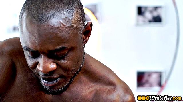 Блондинка раздевается и принимает мощный ббс в анал после горячего соло шоу.