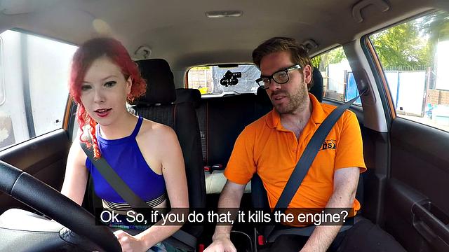 яркая рыжая скачет на члене инструктора в машине, пока задница горит