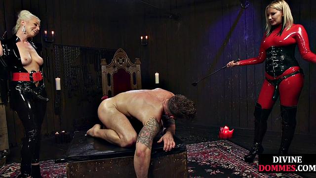 Две зрелые госпожи в латексе унижают парня на тройничке.