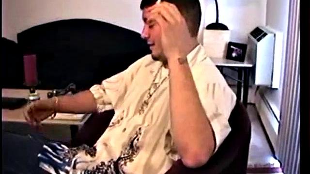 Мохнатый мишка-натурал отсасывает и лыбится как будто джекпот