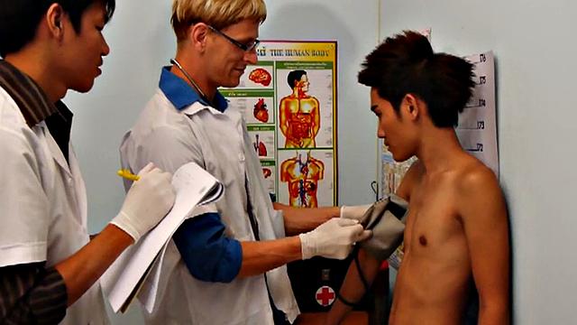 Asian twink nailed by doctors in 3some after medical checking