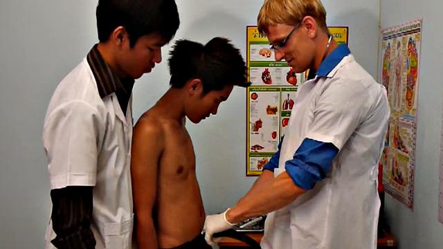 азиатский красавчик не сдержал стоны от жёсткой тройки с докторами