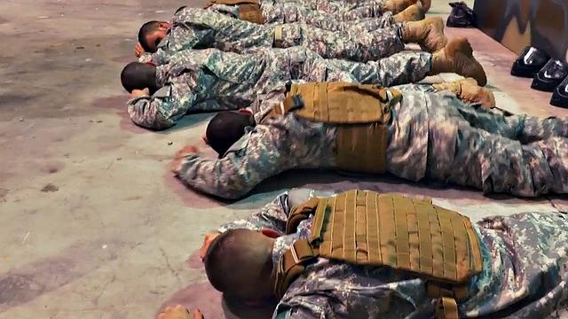 Татуированный военный в душе шуточно сосёт и скачет