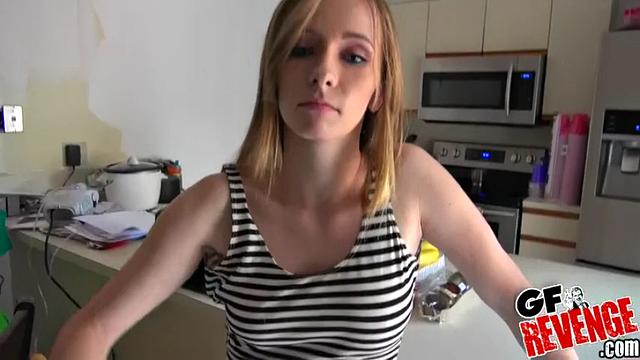 Горячая блондинка с худым телом разносит на улице, дрочит и заводит