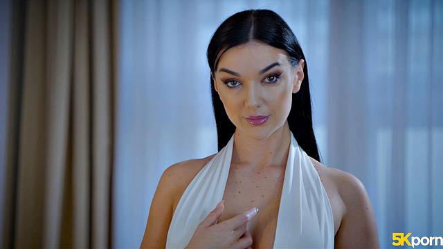 раскованная красотка в кружеве высасывает соки из члена