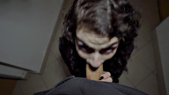 татуированная милфа сосёт и скачет за деньги