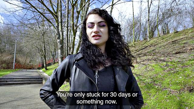 татуированная милфа сосёт и скачет за деньги