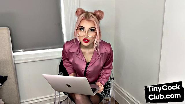 британка угорает над маленькими членами в соло и не жалеет никого