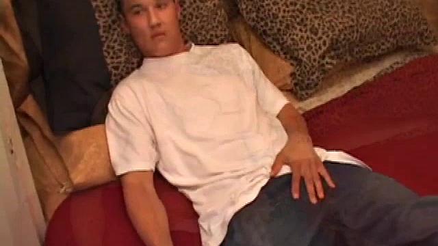 Арек дрочит на камеру и не сдерживается