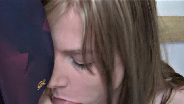 брюнетка готова на всё ради денег - глотает сперму на глазах