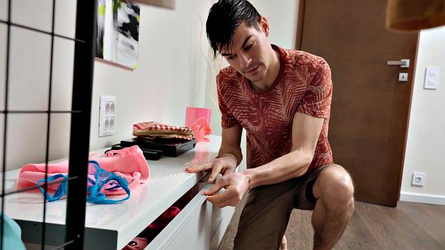 Tiny guy smashing 21yo nympho cutie in doggystyle