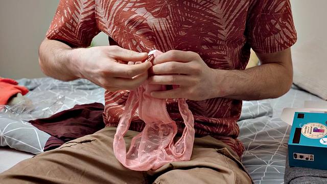 Tiny guy smashing 21yo nympho cutie in doggystyle