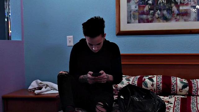 Strapon queer fucks GF and licks her pussy in bathtub