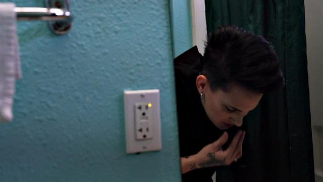 Strapon queer fucks GF and licks her pussy in bathtub