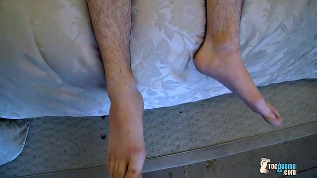 Соло: парень Рэд Мэтьюс кайфует, сосёт пальцы ног