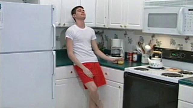 Кэмерон Келли дрочит на порно и кончает