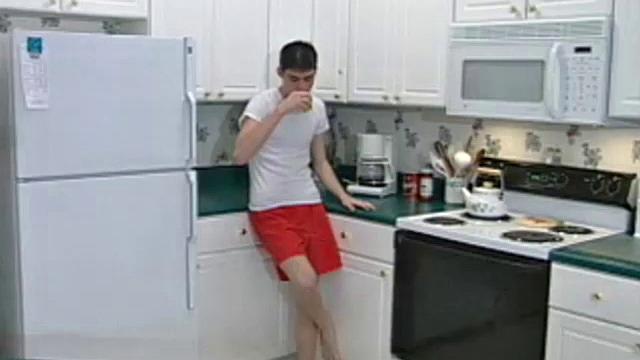 Кэмерон Келли дрочит на порно и кончает