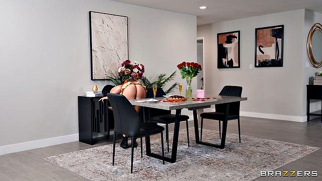 озорная брюнетка устраивает сквирт на кухне и долбится страпоном с подбородка