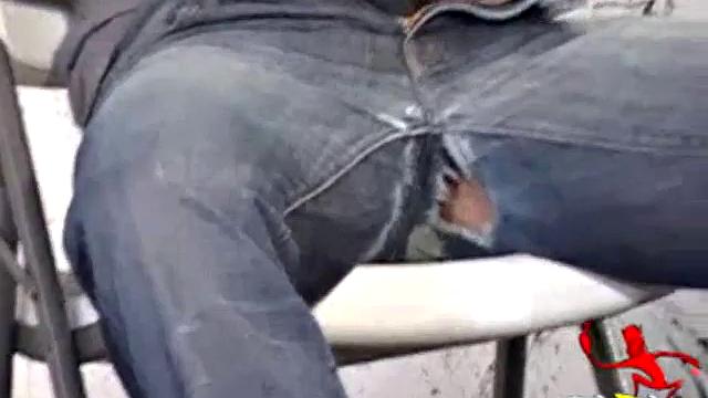 Гей-любовник Габриэль Тернер дрочит и заливает спермой руку.