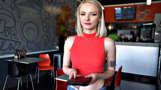 блондинка-официантка сосёт в pov и получает сперму на лицо