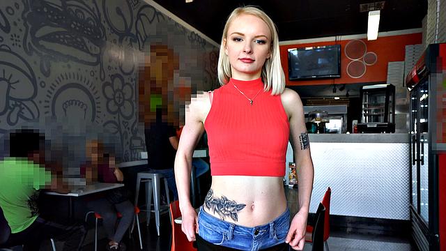 блондинка-официантка сосёт в pov и получает сперму на лицо