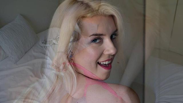 Блондинка разносит постель, не может остановиться