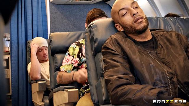 Смотри, как LaSirena69 и Hazel Grace устраивают страстный минет и жаркий секс с Lucky Fate на борту самолёта!