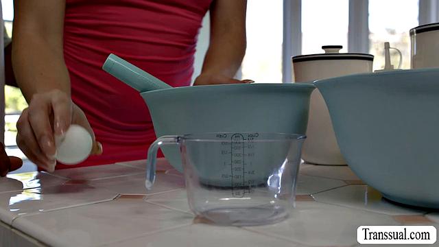 Draven Navarro учит TS Leah Hayes печь торт и получает анальный секс от нее в shemale сцене.