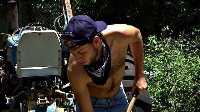 два кузена жарко трахаются на ферме