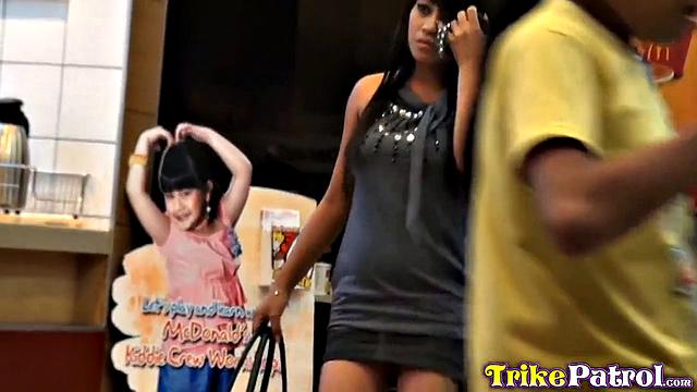 зел заглатывает толстый член и дрочит его ртом