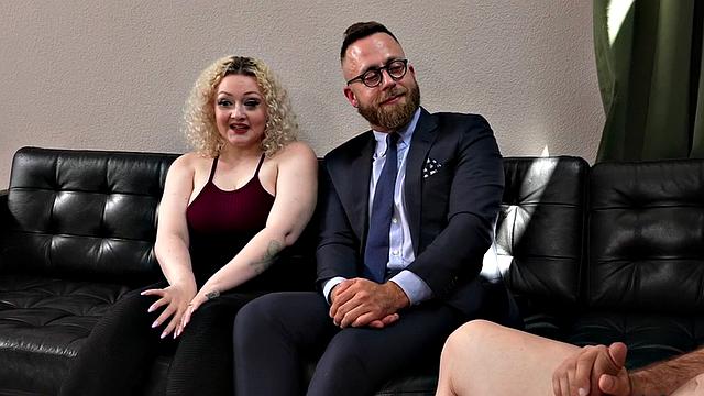 Mesmerized hunk with massive inked body jerks for viewers