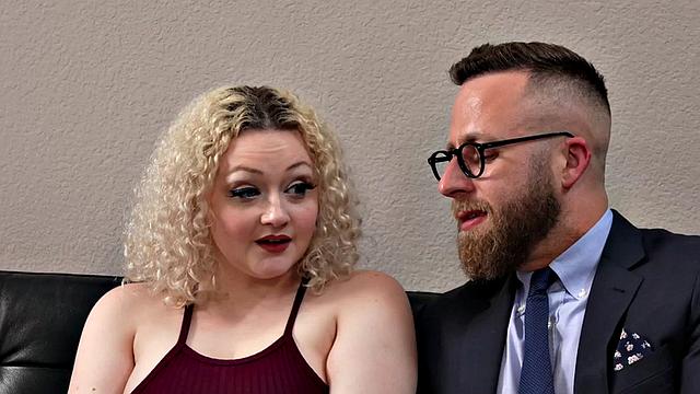 Mesmerized hunk with massive inked body jerks for viewers