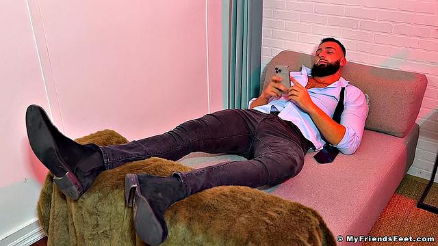 Peek At: Maui's Socks & Feet - Maui