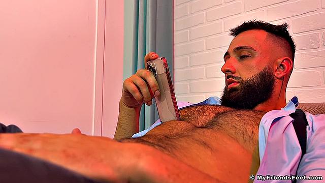 Peek At: Maui's Socks & Feet - Maui