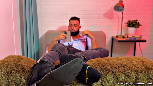 Peek At: Maui's Socks & Feet - Maui
