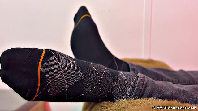 Подглядываем за носками и ножками Мауи - Мауи