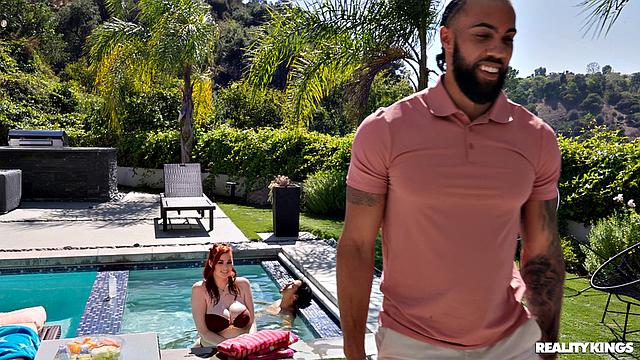 рыжая решила отдохнуть на всю катушку с сотрудником, пока парень валяет дурака