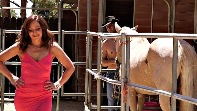 Natalie gets ass-fucked on vamera