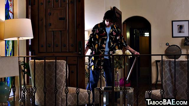 зрелая в белье трахается с пасынком