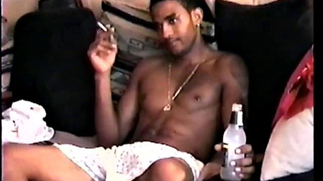 Латино парень Жозе дрочит и заливает все спермой в гей сцене.