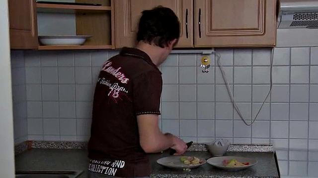 Смотри, как две взрослые девушки трахают парня страпоном в домашнем тройничке