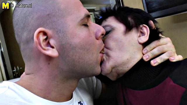 зрелая мамаша сосёт и скачет так, что бойфренды нервно курят