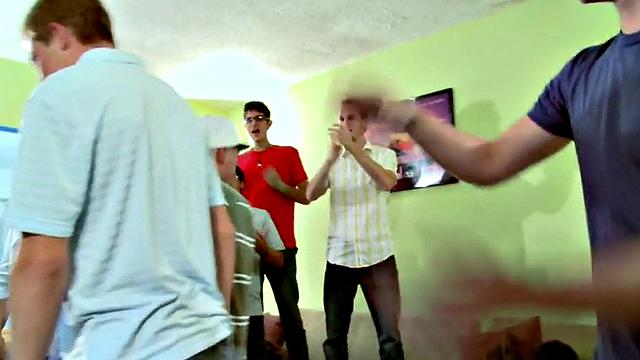 гетеро красавчик трахается на вечеринке под взглядами