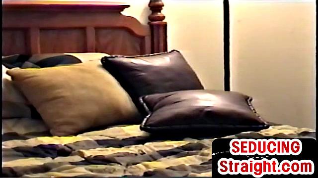 Amateur stud wanking cock at home in solo action