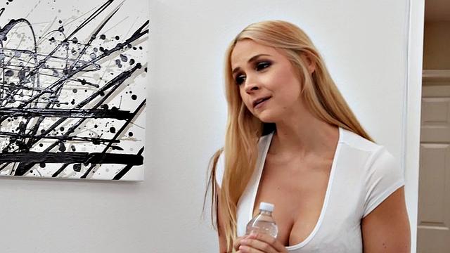 Зрелая с большими сиськами скачет на хую, не давая ему отдыха