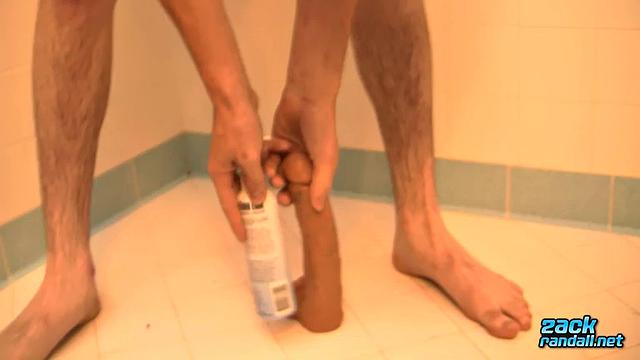 Он берет в жопу большой дилдо! - Лукас Дэниелс