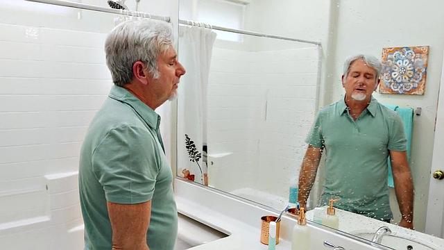 парень жестко трахается с пышкой, та заливает все сквиртом