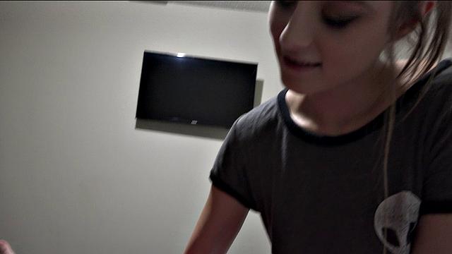 Кайлер Куинн на коленях ловит мощный финиш на лицо