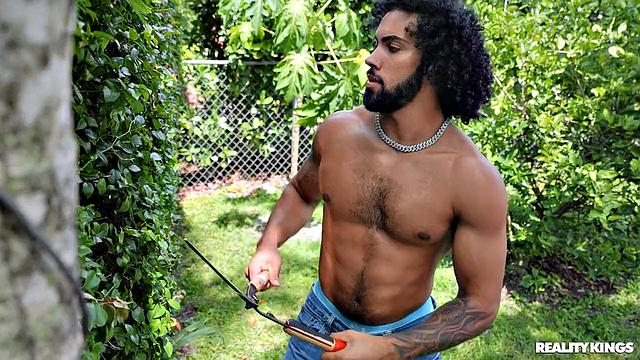 Брюнетка в очках дрочит, наблюдая за садовником, и просит трахнуть её в обе дырки, как в хентай-сцене с аэгаро и x-ray просмотром.